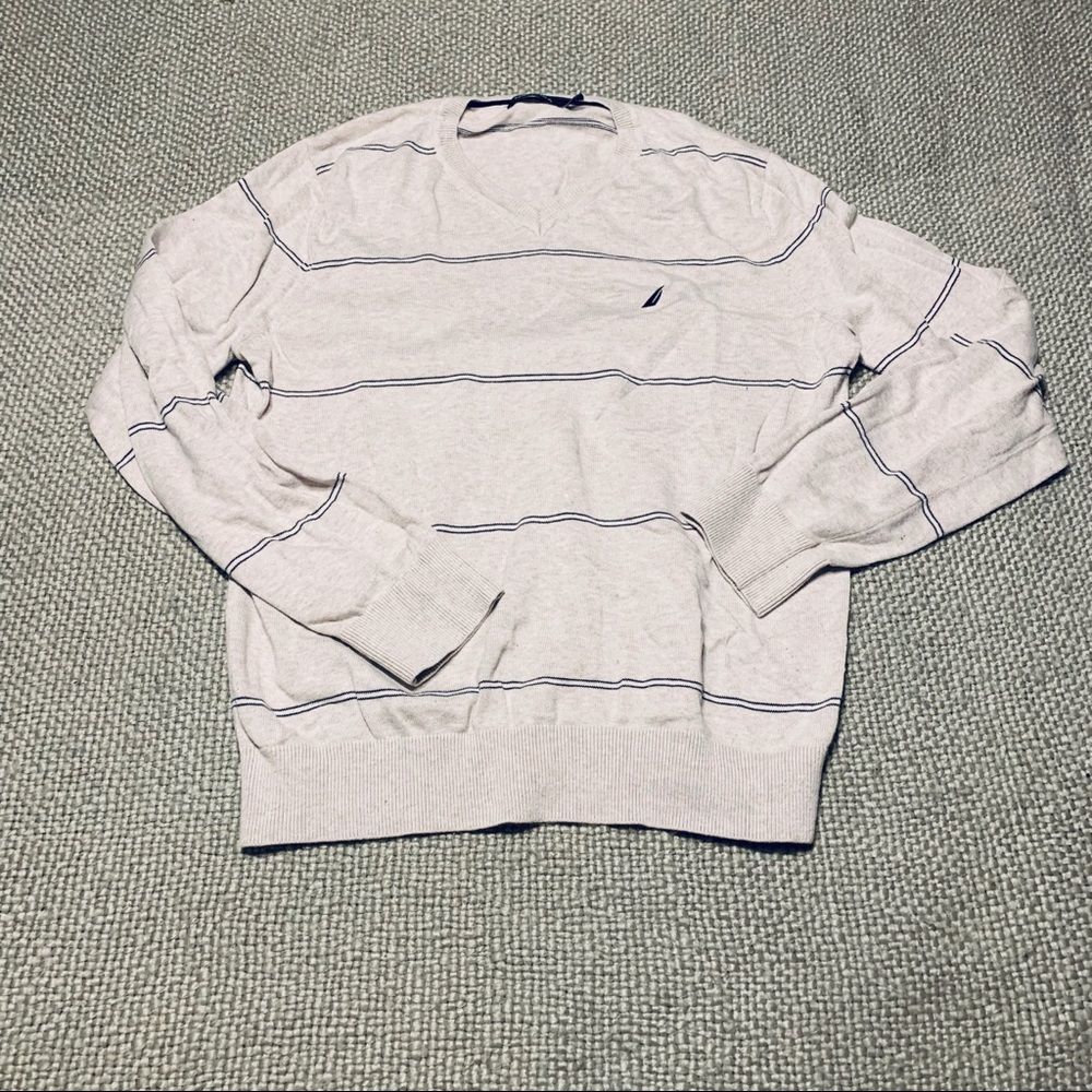 Men’s v-neck sweater